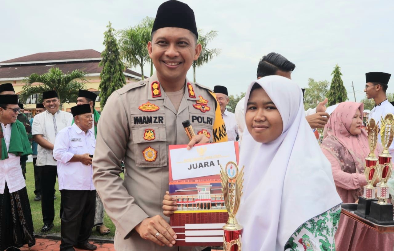 Kapolres Tapsel, AKBP Imam Zamroni, serahkan Piala dan hadiah ke salah satu santriwati berprestasi pada peringatan Hari Santri Nasional di Kabupaten Paluta