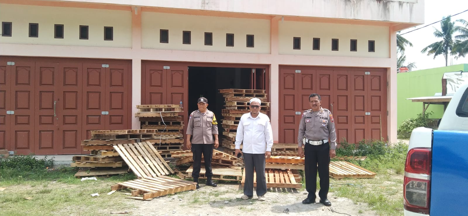 Personel Polri terlihat menjaga ketat Gudang KPU di Desa Rondaman Dolok, Kecamatan Portibi, Kabupaten Paluta, usai terima ribuan Bilik Suara