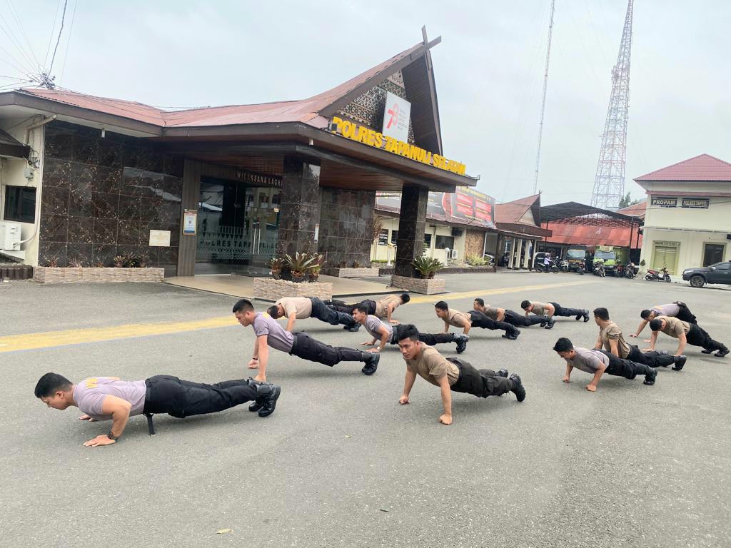 Personel Dalmas Sat Samapta Polres Tapsel saat latihan kekuatan fisik di Halaman Mako Polres Tapsel