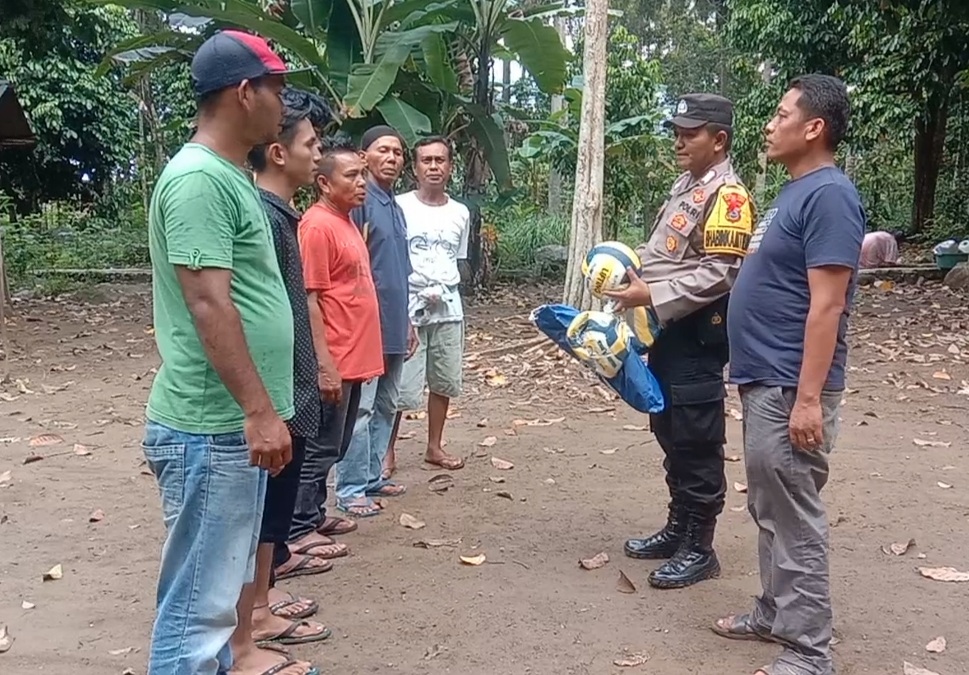 Personel Polres Tapsel bantu Bola Voli ke pemuda Desa Huraba