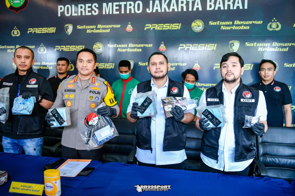 Satres Narkoba bersama Kapolres Metro Jakarta Barat saat Konferensi pers