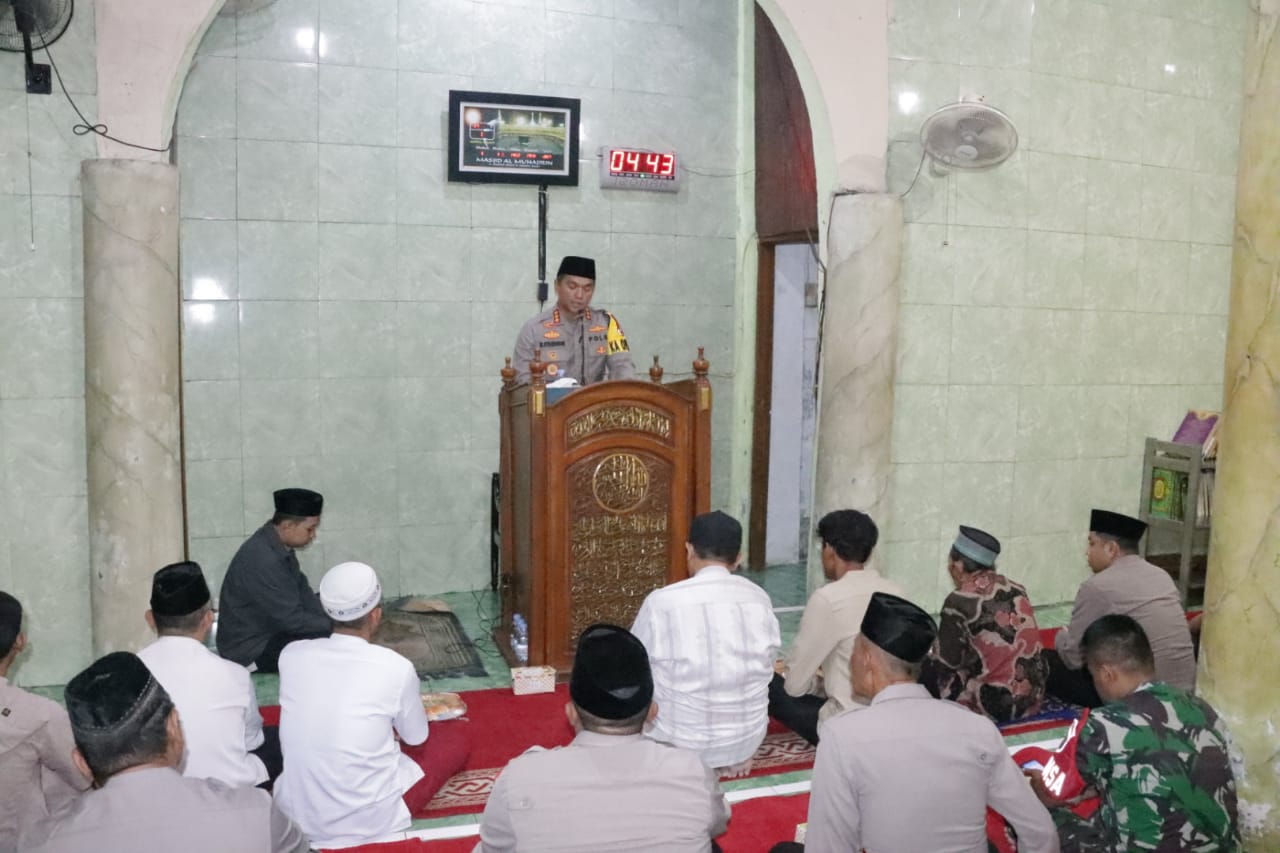 Kapolres Metro Jakarta Barat, Kombes Pol M Syahduddi sampaikan pesan Kamtibmas usai sholat subuh berjamaah