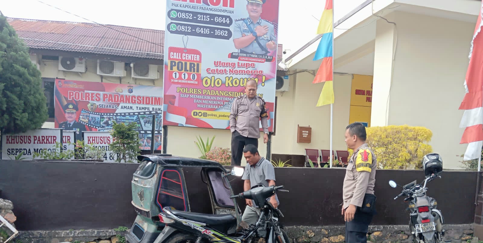 Polisi saat menerima laporan dari tukang becak yang merasa becaknya dirusak di Mako Polres Padangsidimpuan