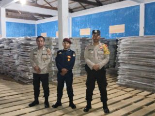 Personel Polsek Sipirok saat menggelar Patroli di Gudang KPU Tapsel guna memastikan dan memeriksa keamanan logistik Pemilu