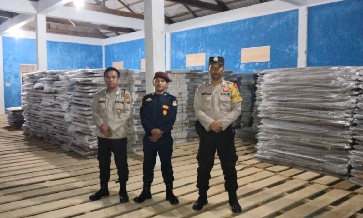 Personel Polsek Sipirok saat menggelar Patroli di Gudang KPU Tapsel guna memastikan dan memeriksa keamanan logistik Pemilu