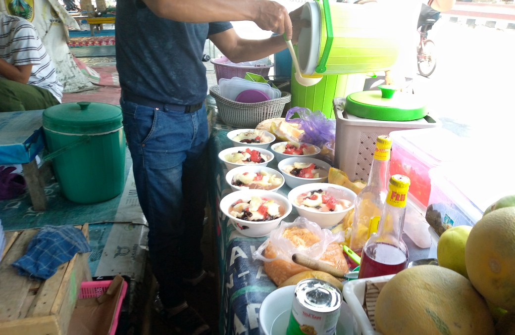 Ali sedang melayani pembeli sop buah di alun alun Pemalang