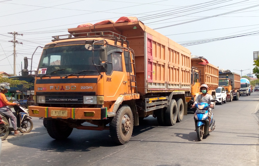 Truk besar bermuatan material tanah terlihat di sepanjang jalan antara Sirandu - Paduraksa