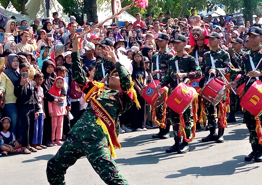 Penampilan aktraksi marching band Dahana Baladika Arhanud 15/DBY Kodam IV Diponegoro