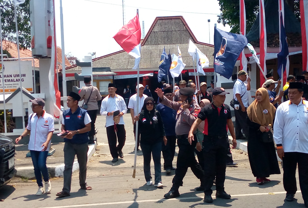 Ratusan Massa Partai Koalisi Pengusung pasangan Anies Baswedan dan Muhaimin Iskandar keluar dari KPU Pemalang