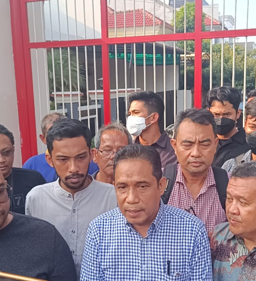 Ian Iskandar saat memberikan keterangan kepada wartawan usai rumah Firli Bahuri digeledah penyidik kepolisian