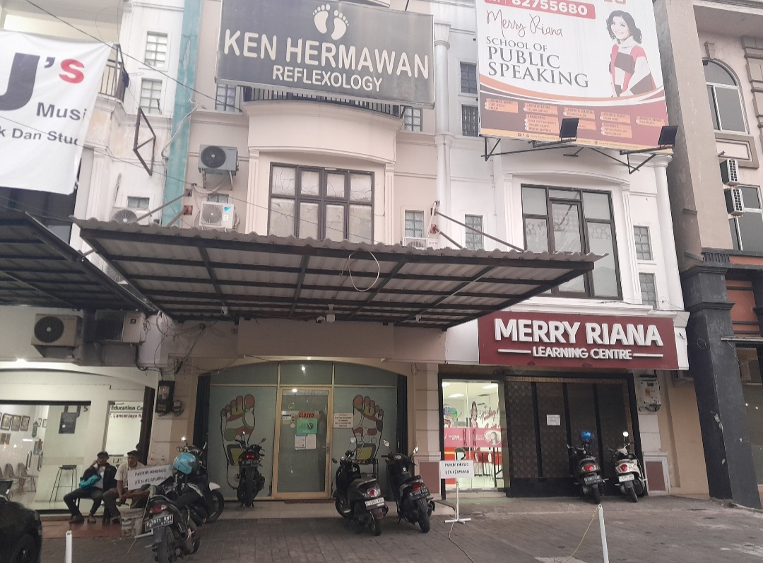 Panti pijat Reflexology yang terhubung kerumah Firli Bahuri berada di Ruko Grand Galaxy City Jalan Pulo Ribung blok AR No.45