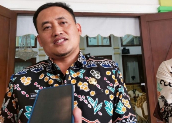 Bupati Pemalang Mansur Hidayat memberikan keterangan kepada wartawan terkait penurunan jabatan kepada pejabat eselon.