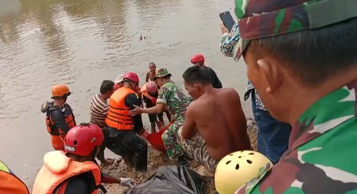 Tim Pencarian saat mengevakuasi dan memasukkan jasad korban ke kantung jenazah dari Bendungan Paya Sordang, Desa Huta Lombang, Kecamatan Padangsidimpuan Tenggara, Kota Padangsidimpuan