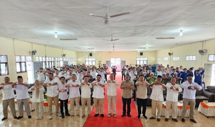 Anggota DPR RI Komisi VII, Gus Irawan Pasaribu, berfoto bersama Kepala Perwakilan BI Sibolga, Yuliansah Andrias, dan masyarakat Kabupaten Tapsel usai reses sekaligus sosialisasi metode pembayaran menggunakan QRIS di Aula SMK Negeri 1 Kota Padangsidimpuan