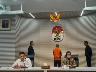 Plt Deputi Penindakan dan Eksekusi KPK Asep Guntur (kiri) dan Plt Juru Bicara KPK Ipi Maryati (kanan)