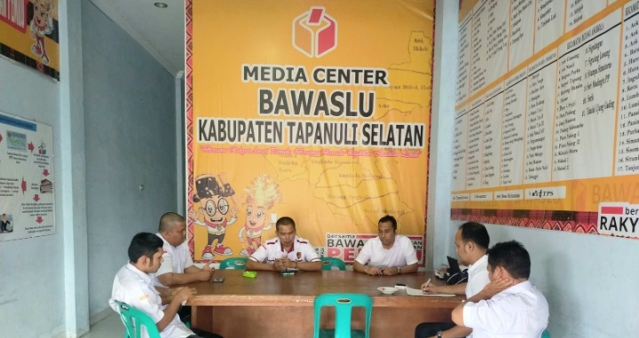 Penyidik Gakkumdu dari Polres Tapsel, Ipda Ilham P Nasution, bersama anggota saat koordinasi sekaligus monitoring ke Kantor Bawaslu setempat