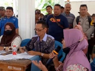 Aksi massa di Balai Desa Pesantren, kecamatan Ulujami, menuntut penyalahgunaan bantuan PKH dan BPNT