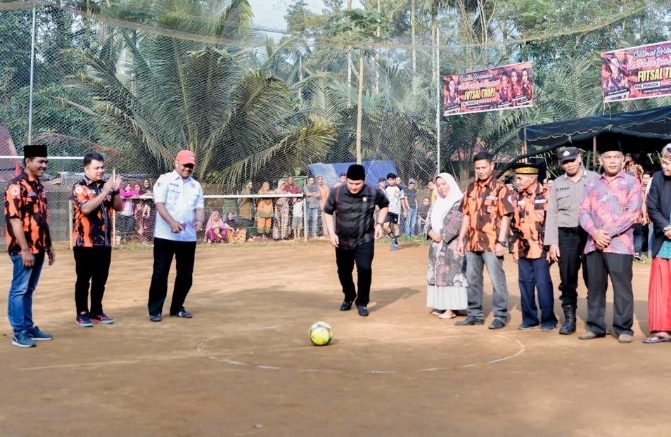 Ketua DPRD Tapsel, Abdul Basith Dalimunthe, saat melakukan tendangan pertama tanda dibukanya Turnamen Futsal PAC PP Cup