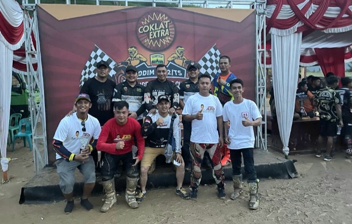 Kekompakan antara Ketua DPRD Tapsel, Abdul Basith Dalimunthe, dan Dandim 0212/TS, Letkol Inf Amrizal Nasution, beserta unsur Forkopimda lainnya usai perhelatan Motocross Pangdam I/BB Cup di Sirkuit 212 Petarung, Palopat Pijorkoling, Kota Padangsidimpuan