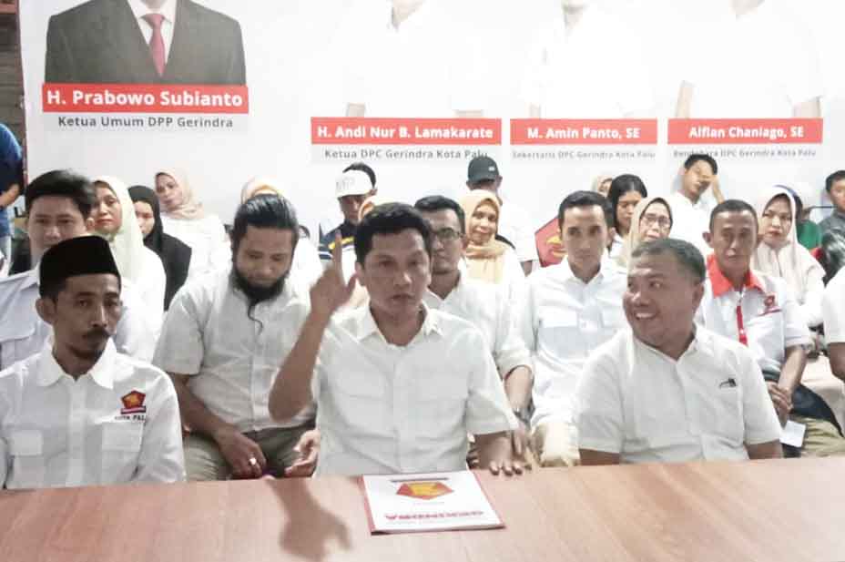 Andi Nur B. Lamakarate, Ketua DPC Gerindra Kota Palu, bersama dengan seluruh unsur pimpinan PAC dan Ranting saat menggelar konfrensi Pers terkait pengusulan nama Cawapres Prabowo.