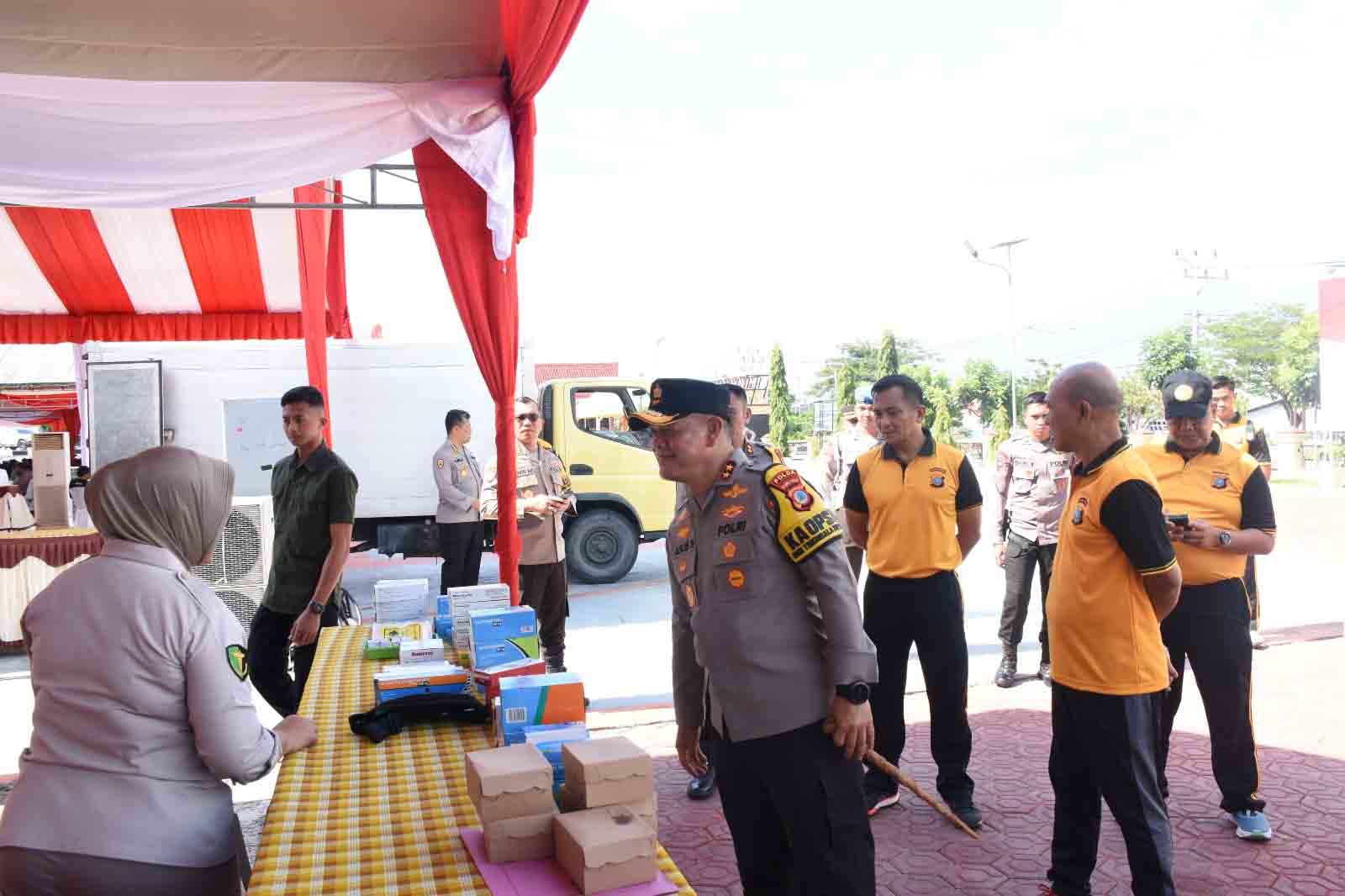 Kapolda Sulteng Irjen Pol Dr. Agus Nugroho meninjau pelaksanaan Bakti Kesehatan dan Bakti Sosial dalam rangka 32 tahun pengabdian Alumni Akabri angkatan 1991.