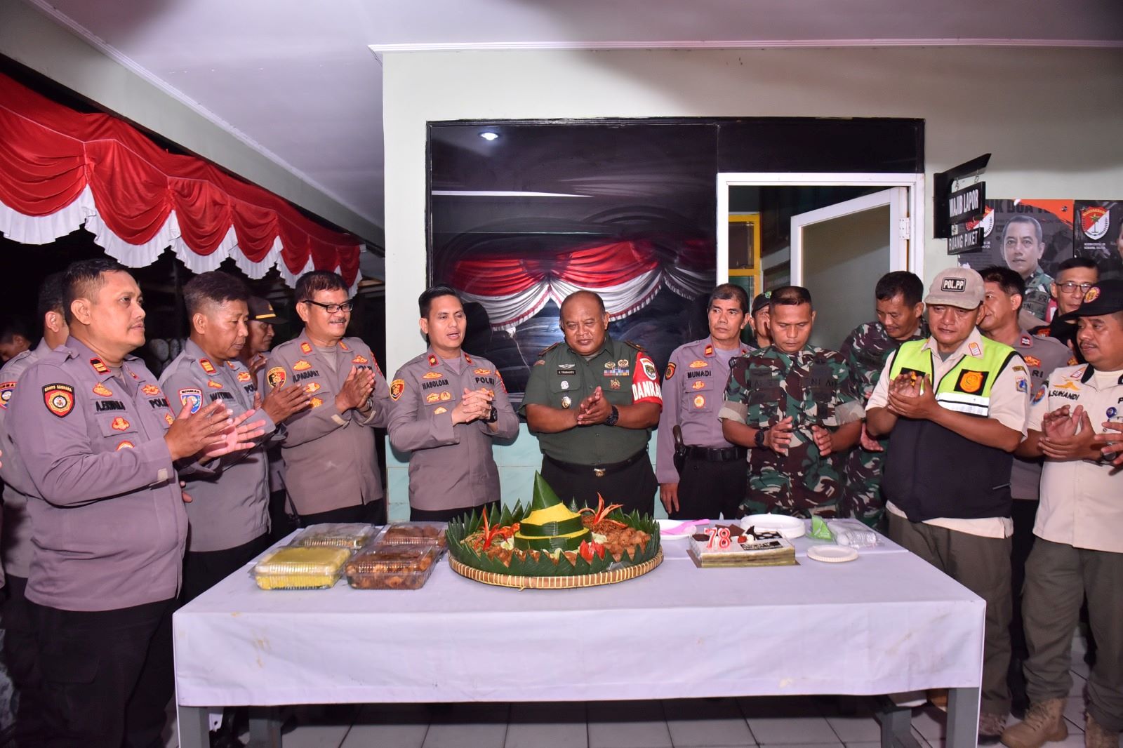 Kapolsek Cengkareng Kompol Hasoloan Situmorang dan Danramil 04/Cengkareng, Mayor Arh. Triananto di dampingi Anggota Polsek Cengkareng dan Anggota TNI