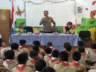 Binmas Polsek Kebon Jeruk Polres Metro Jakarta Barat saat Sosialisasi pada Anak Sekolah