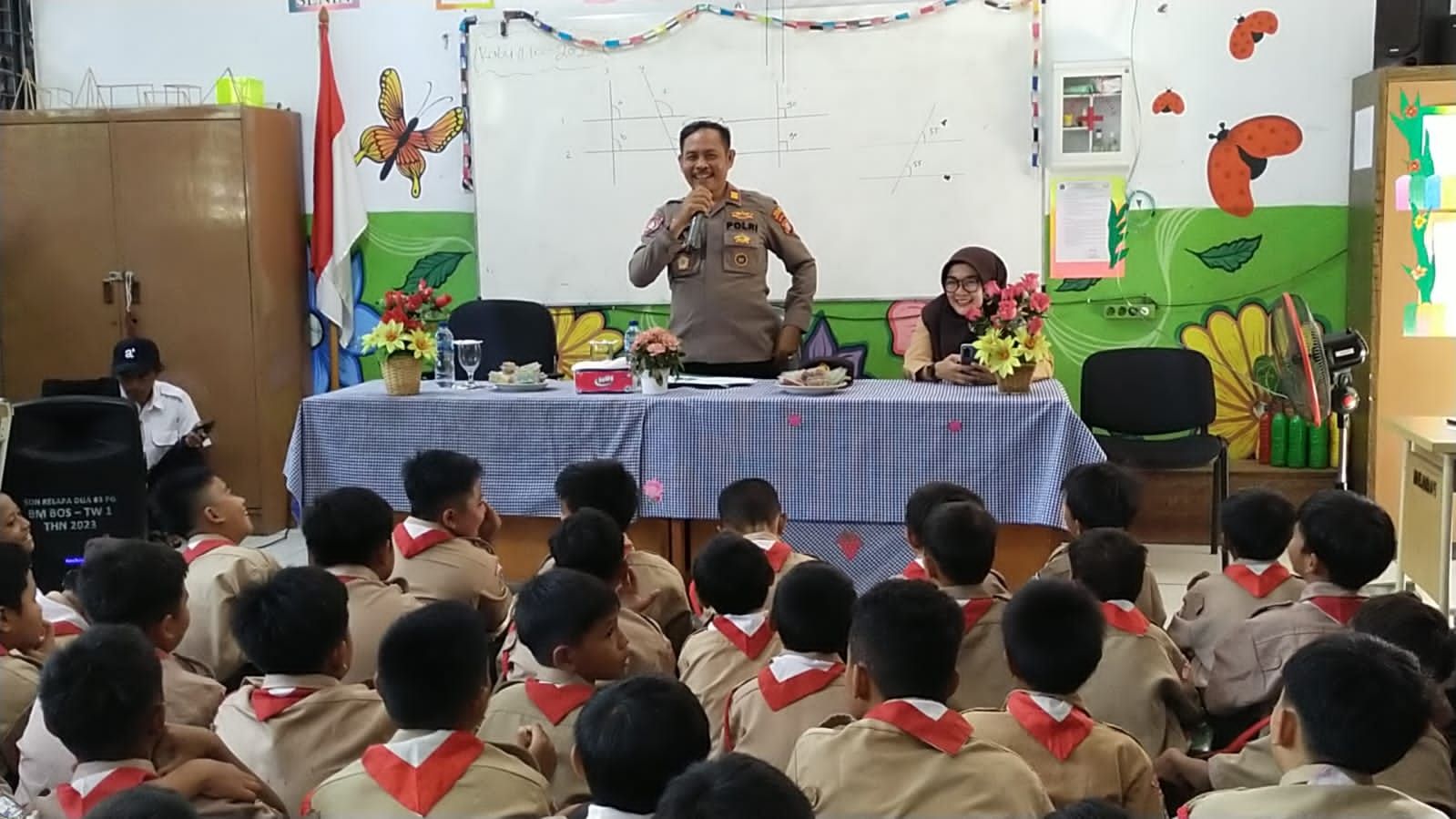 Binmas Polsek Kebon Jeruk Polres Metro Jakarta Barat saat Sosialisasi pada Anak Sekolah