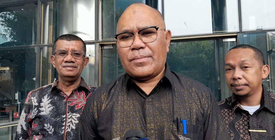 Djamaluddin Koedoeboen (tengah) saat memberikan keterangan usai mendampingi mantan Menteri Pertanian Syahrul Yasin Limpo menjalani pemeriksaan lanjutan