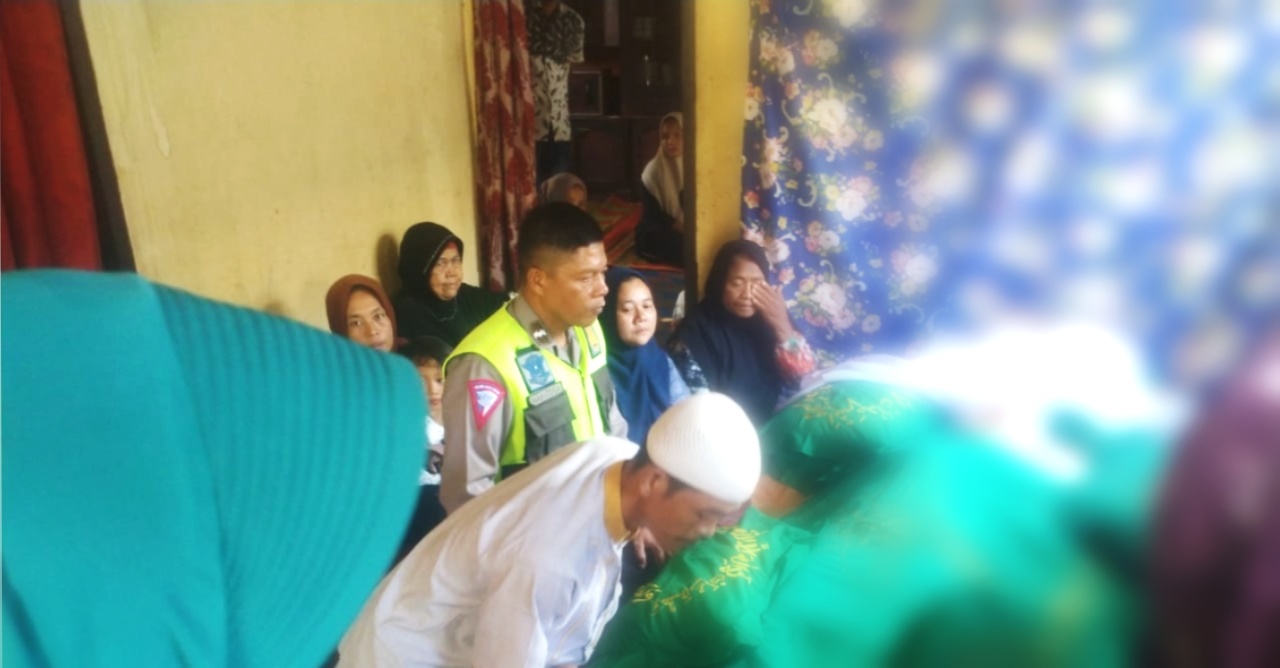 Personel Sat Lantas Polres Tapsel saat melayat ke Rumah duka korban