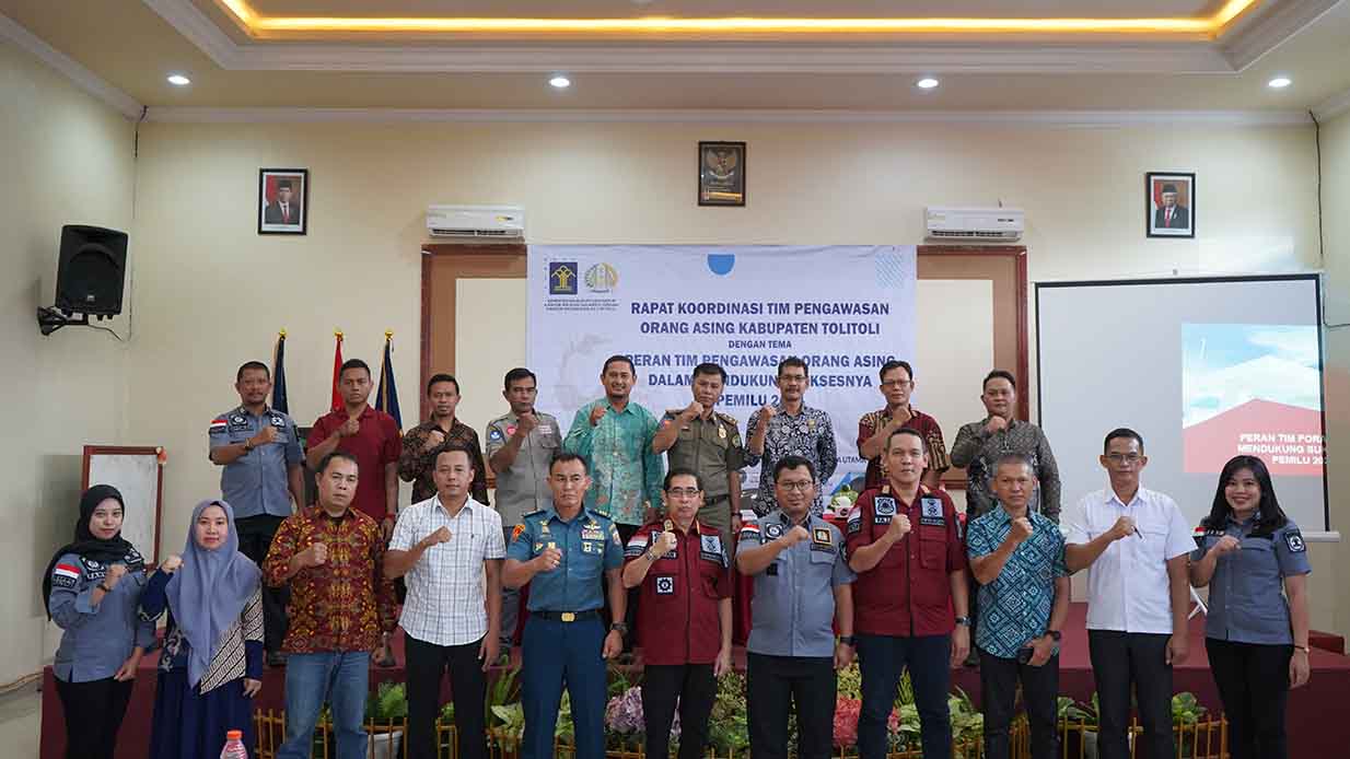 Moment foto bersama Kepala Subbidang Penindakan Keimigrasian Kantor Wilayah Kementerian Hukum dan HAM Sulawesi Tengah, Septiajie Kresna bersama jajaran dan peserta Rakor TIMPORA di Tolitoli.