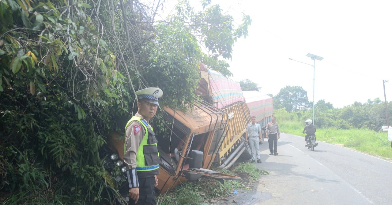 Petugas dari Sat Lantas Polres Tapsel melakukan cek TKP tempat terjadinya peristiwa Truk "mencium" bokong Truk lainnya gegara rem blong