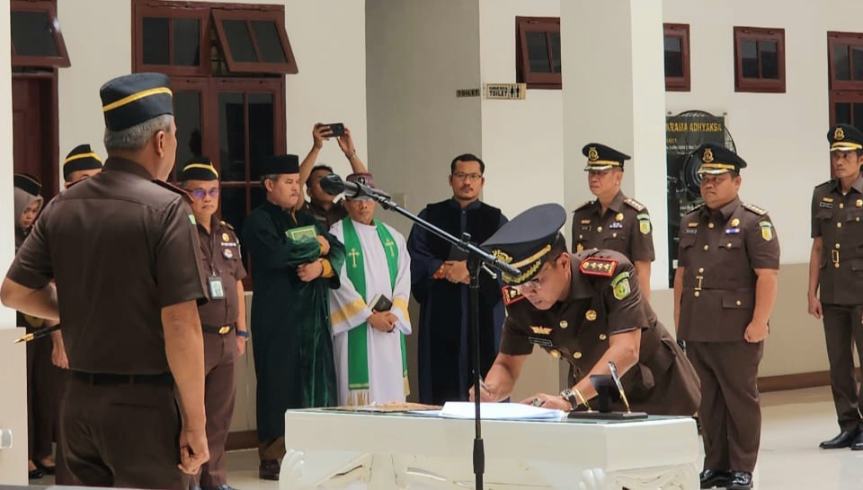 Kajati Sumut, Idianto, saat melantik Kajari Padangsidimpuan yang baru, Lambok Sidabutar