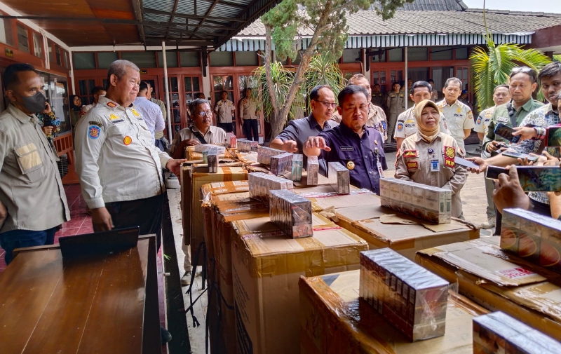 Bupati Pemalang Mansur Hidayat melihat' hasil tangkapan rokok Ilegal di kantor satpol PP