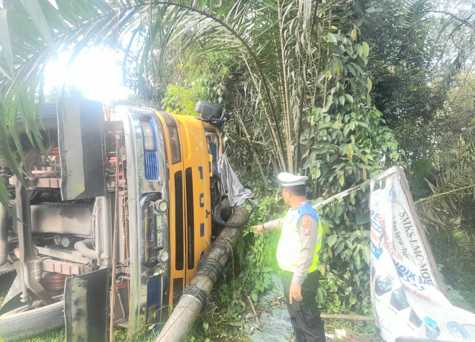 Personel Sat Lantas Polres Tapsel saat mengecek Truk terbalik dan menabrak tiang PLN