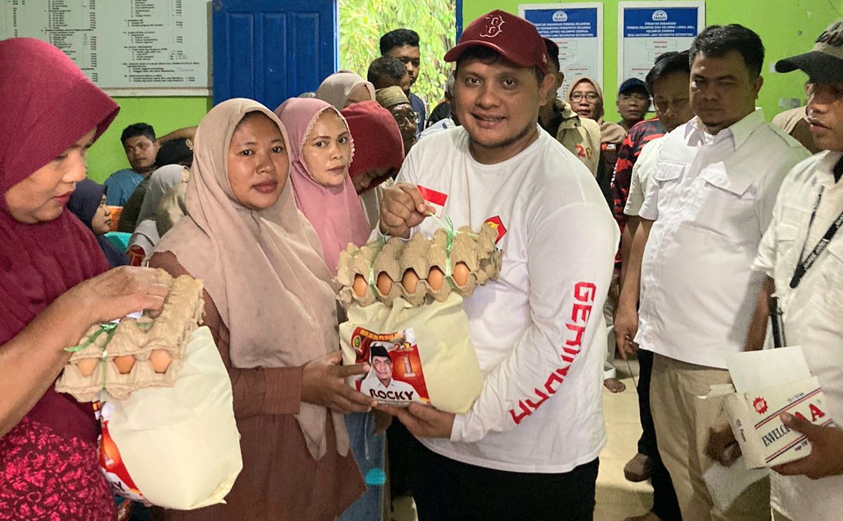 Ketua DPRD Tapsel, Abdul Basith Dalimunthe, salurkan bantuan ke korban banjir di Batang Toru