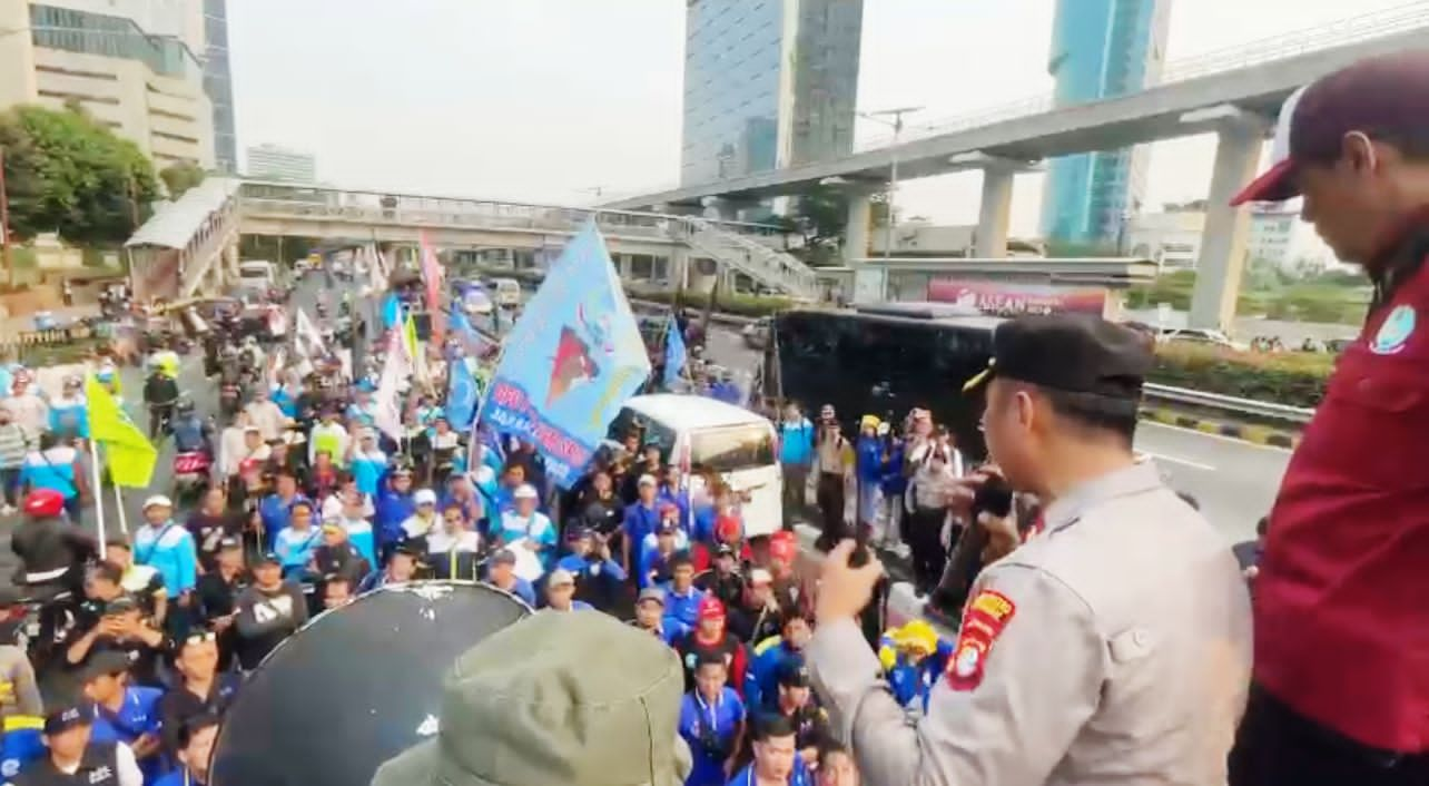 Kapolsek Metro Setiabudi, Kompol Arif Purnama Oktora saat menenangkan aksi demo