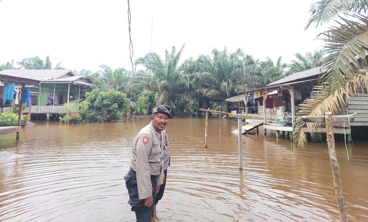 Personel Sat Samapta Polres Tapsel saat meninjau banjir di Kelurahan Pardomuan, Kecamatan Angkola Selatan, Kabupaten Tapsel