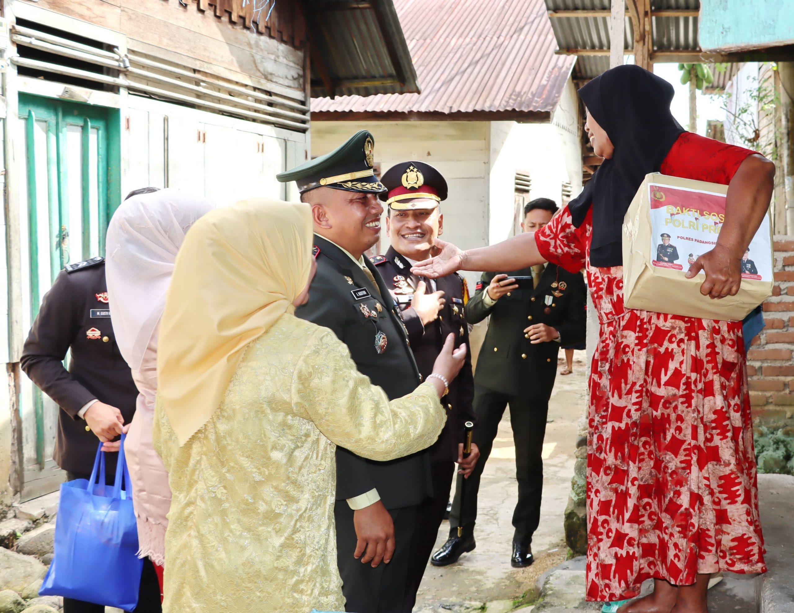 Dandim 0212/TS, Letkol Inf Amrizal Nasution, bersama Kapolres Padangsidimpuan, AKBP Dudung Setyawan, menyerahkan bantuan ke warga usai Upacara peringatan Hari Pahlawan ke-78