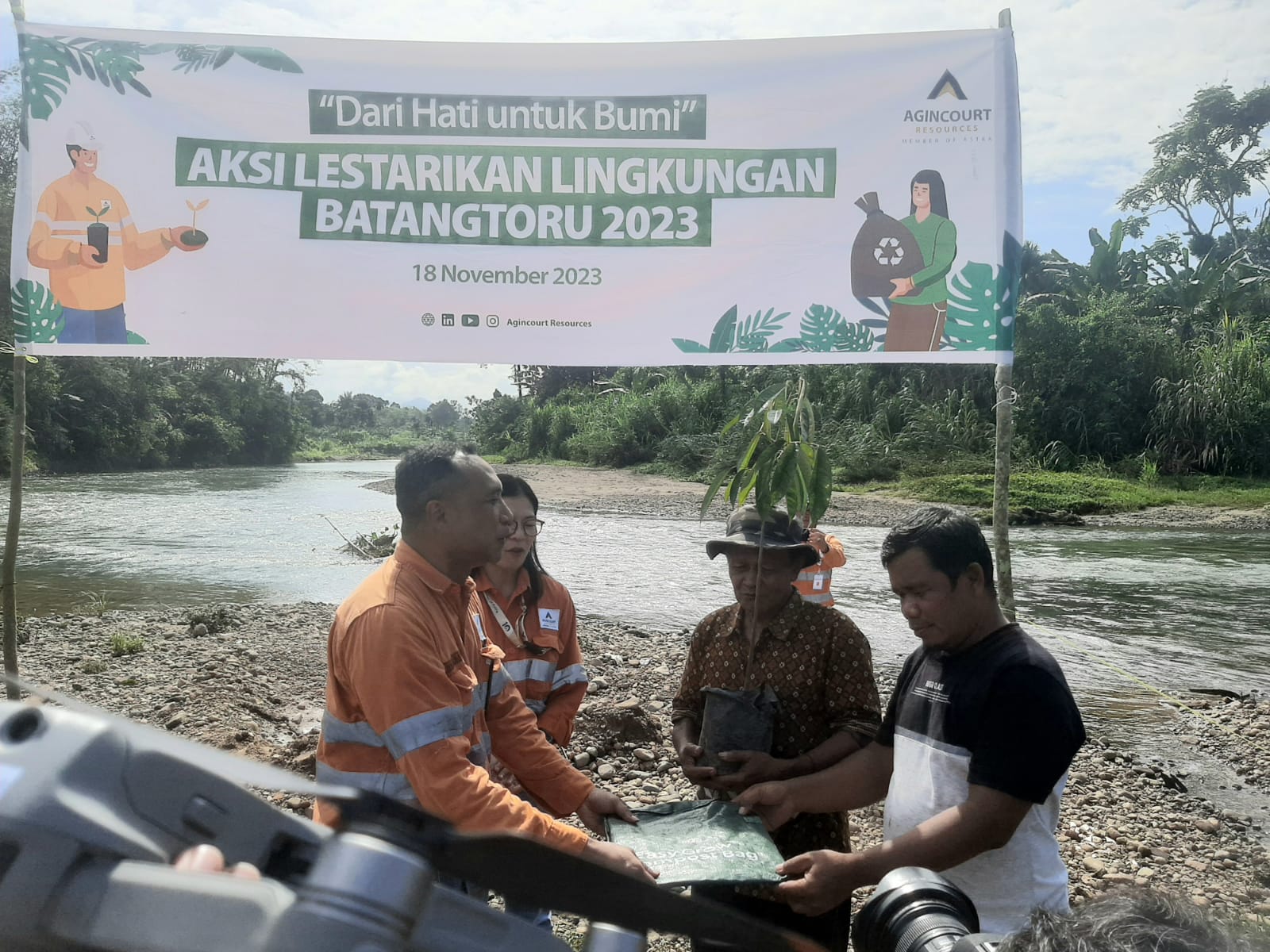 Senior Manager Enviroment, Health, and Safety PT AR, Hari Ananto, didampingi Senior Manager Community PT AR, Christine Pepah, menyerahkan bibit Pohon serta pupuk kompos secara simbolis ke masyarakat sekitar Aek Ngadol