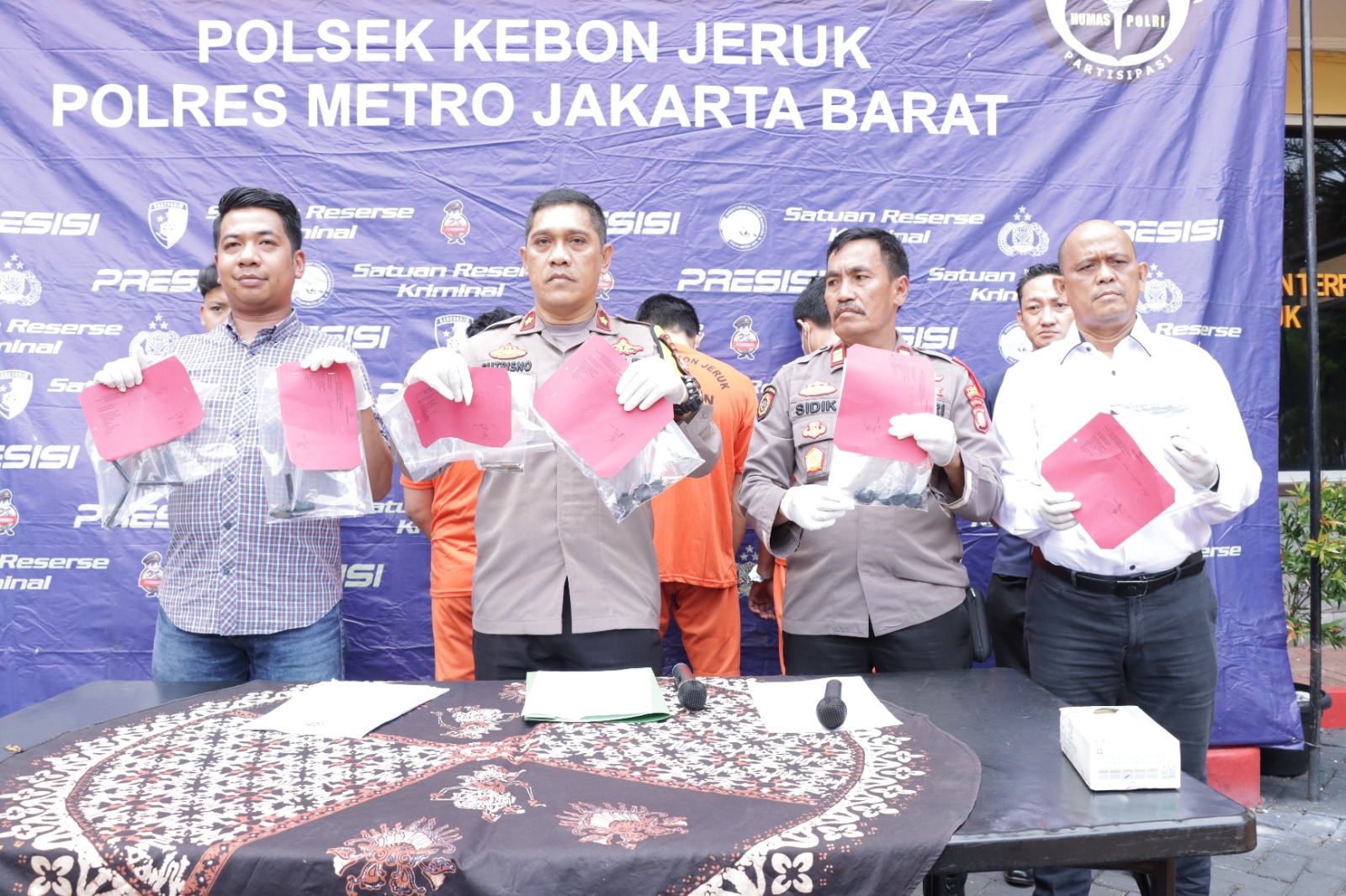 Kapolsek Kebon Jeruk Polres Metro Jakarta Barat, Kompol Sutrisno didampingi Kanit Reskrim Akp Anggi Hasibuan dalam konferensi pers di Mapolsek Kebon Jeruk Jak-Bar, Senin (20/11/2023).