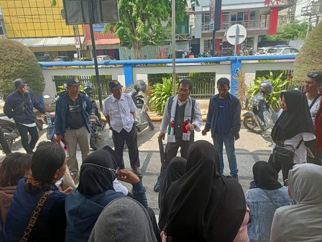 Pengacara rakyat Agus Salim, SH saat memberikan arahan kepada masyarakat penyintas saat aksi demo dikantor Bank Sulteng