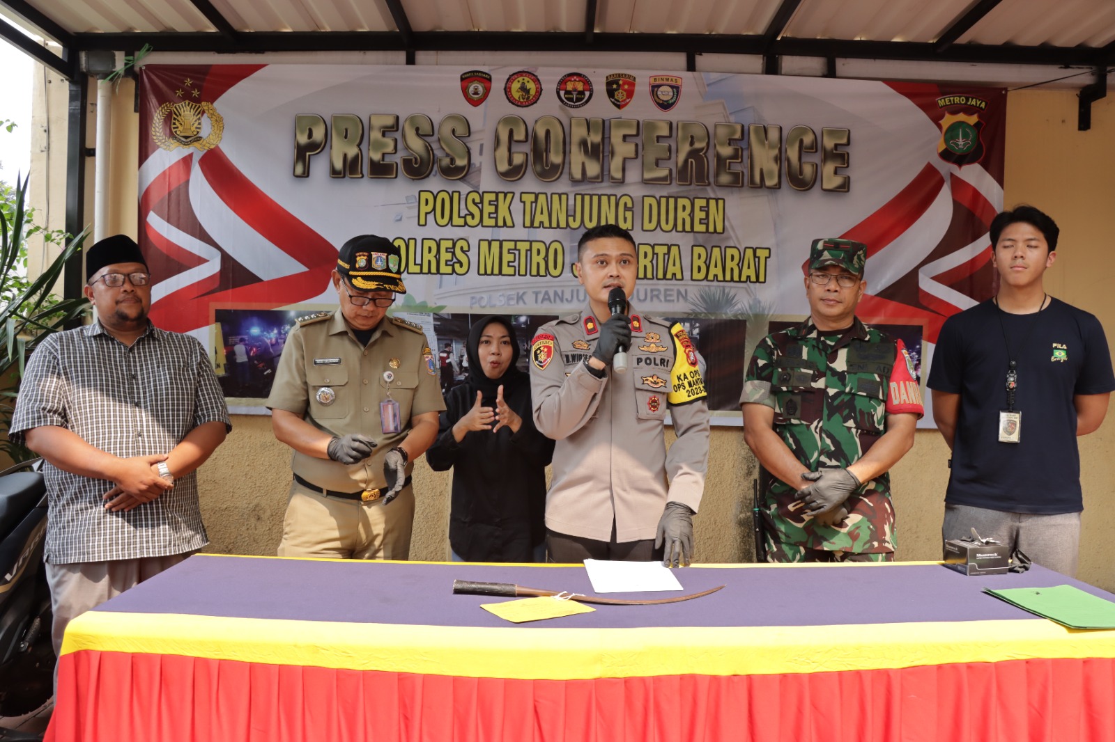 Kapolsek Tanjung Duren Polres Metro Jakarta Barat, Kompol Muharram Wibisono saat Konferensi Pers