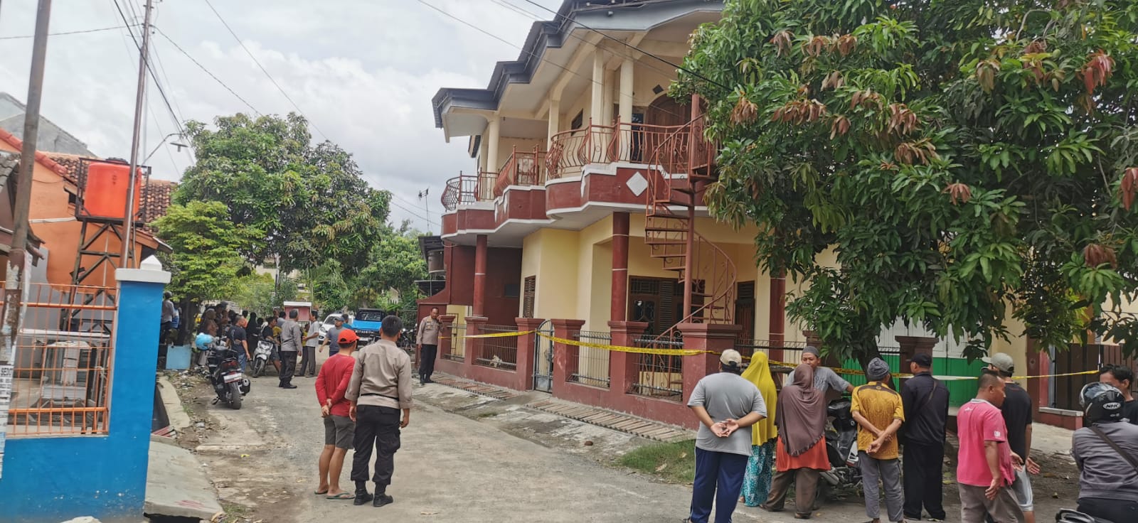 Nampak garis polisi terpasang di rumah Haji Aldar yang ditemukan meninggal