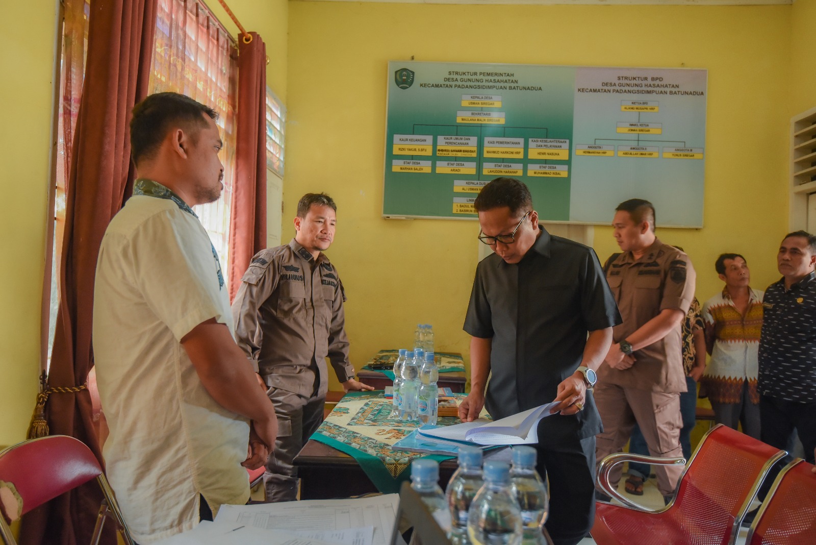 Kajari Padangsidimpuan, Dr Lambok MJ Sidabutar, saat mengecek SPj anggaran desa TA 2023 di Desa Gunung Hasahatan, Kecamatan Batunadua