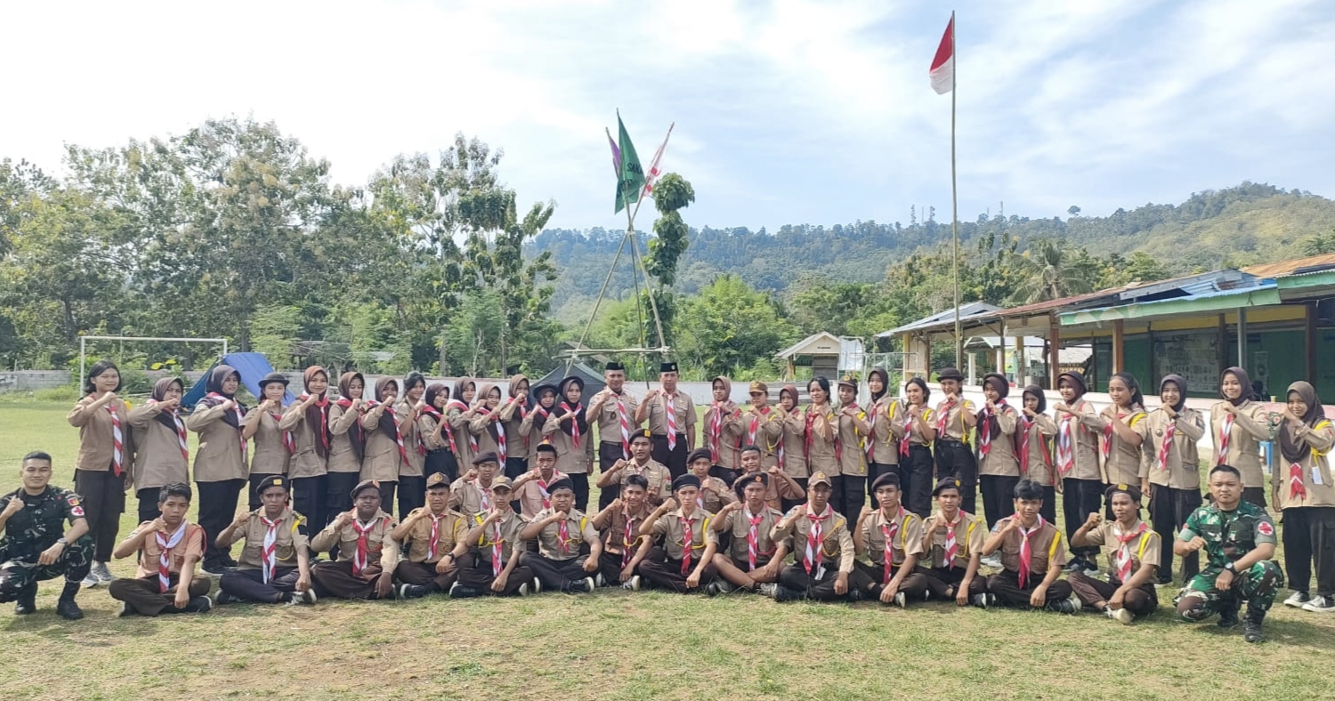 Foto bersama usai mengikuti upacara pembukaan bersama Kakak Pembina pada kegiatan Penerimaan Anggota Baru Saka Wira Kartika Kodim 1307/Poso Angkatan 14