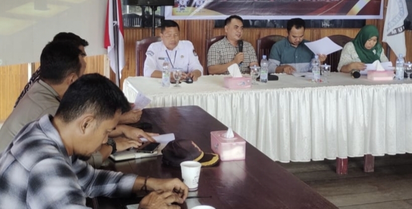 Suasana rapat terpadu KPU Poso pembahasan titik pemasangan alat Kampanye