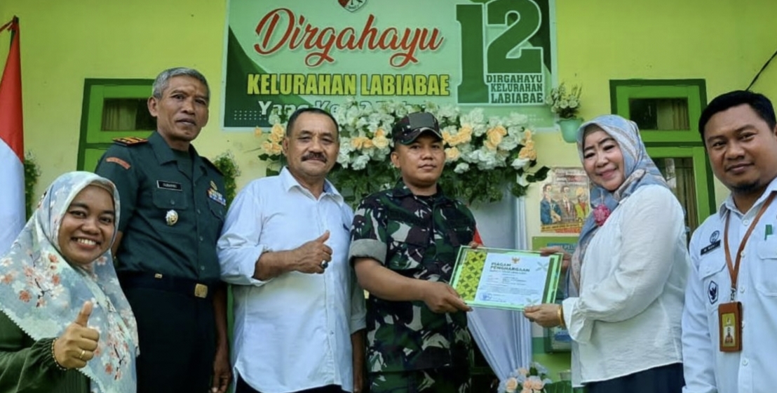 Suasana pemberian penghargaan kepada Babinsa Berprestasi oleh Pemeintah kabupaten Tojo Una Una, yang diserahkan langsung oleh Ketua PKK kabupaten Tojo Una Una