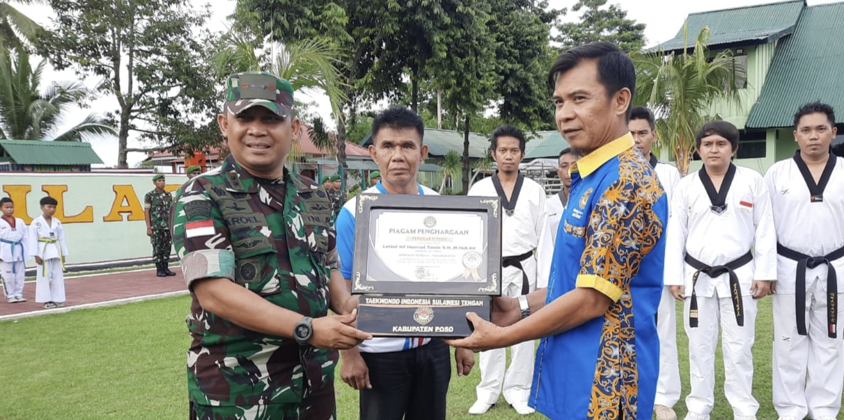 Saat Pengkab cabang Olahraga Taekwondo, beri piagam pengahargaan pada komandan Kodim 1307/Poso, atas peran pembinaan mengembangkan olahraga Taekwondo di Poso