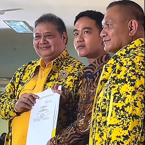 Gibran Rakabuming Raka bersama Ketum Partai Golkar, Airlangga Hartarto